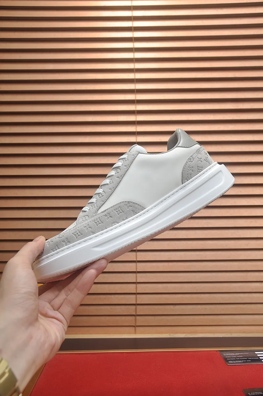 Men's men's shoes 💰640💶Original development, quality shipping, welcome to compare - LV sneaker series sports shoes introduce the loose silhouette of the ready-to-wear series into the spring and summer men's wear shows and make an eye-catching appearance. The cow leather upper is combined with rough fabric laces, and colorful beading highlights the brand's classic elements. LV letters mark the tongue and Monogram floral outsole. Mixed materials Made of top-grain cowhide, thick shoelace design, large Monogram print on the side, mesh lining and cotton feet, the comfort is as extreme as ever, premium heritage, quality first, worth owning! Size: Men’s 38-45 (45 is custom-made and cannot be returned or exchanged)